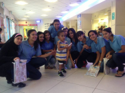 بالصور: طلاب الصف العاشر في مدرسة أجيال في زيارة للأطفال المرضى بمستشفى ايخيلوف